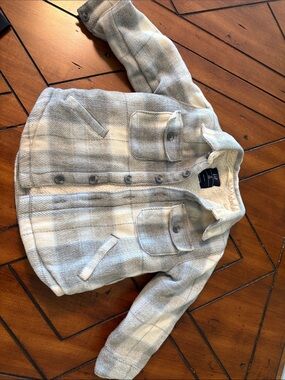 GAP kids Sherpa-Lined boys Plaid “Shacket “ Light Gray w Cream
size 4 EUC